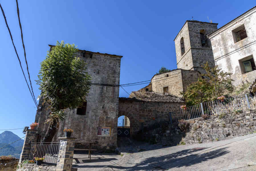 Huesca - Puértolas 09  - iglesia de San Vicente Mártir de Puértolas y torre de la cárcel.jpg